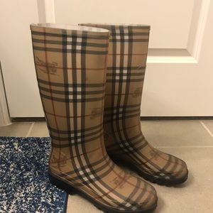 Burberry Rain-boots (size 10)